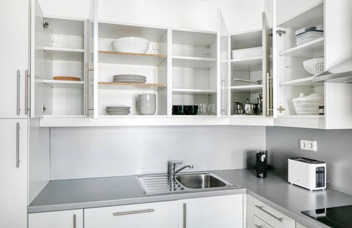 Schottenfeld Apartment | Modern Neubau Studio with Elevator, Near Metro & Shops