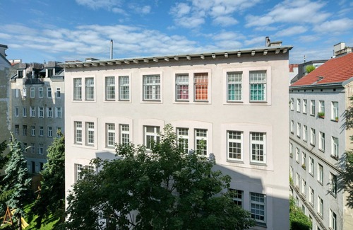 Schottenfeld Apartment | Modern Neubau Studio with Elevator, Near Metro & Shops