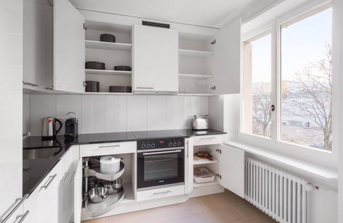 Oerlikon Apartment | Modern Oerlikon 3.5 Room w/ Balcony, Steps to Train Station