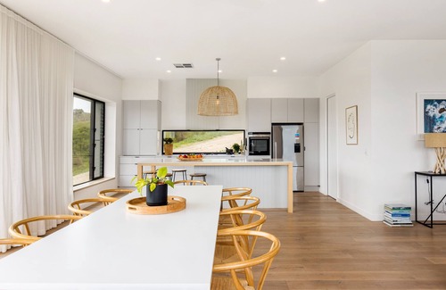 Duncan Villa | Charming Off-Grid Beach House with Panoramic River Views