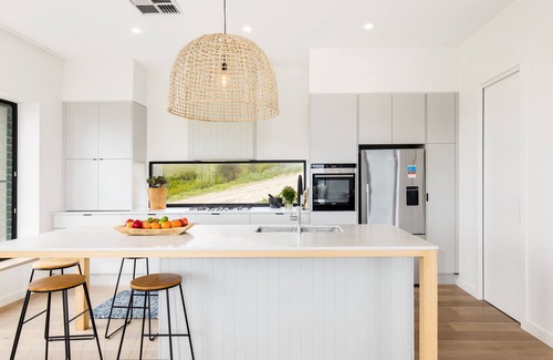 Duncan Villa | Charming Off-Grid Beach House with Panoramic River Views