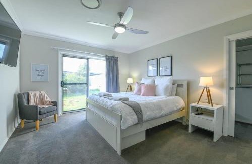 Dubbo House | Elegant Retreat on Lincoln - Near Zoo with Relaxing Pool