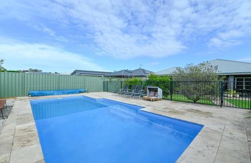 Dubbo House | Elegant Retreat on Lincoln - Near Zoo with Relaxing Pool