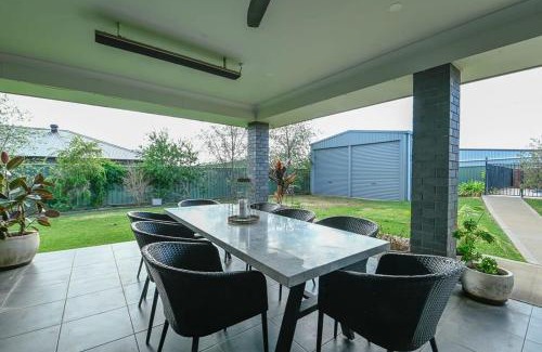 Dubbo House | Elegant Retreat on Lincoln - Near Zoo with Relaxing Pool