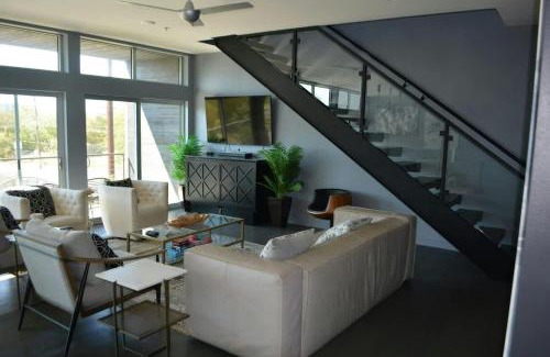 Central East Austin Apartment | luxe Penthouse Downtown 6 patios two firepits UT