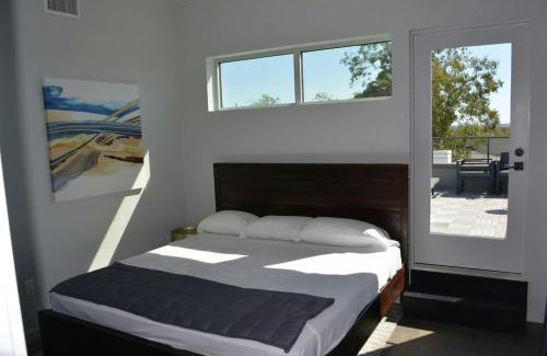 Central East Austin Apartment | luxe Penthouse Downtown 6 patios two firepits UT