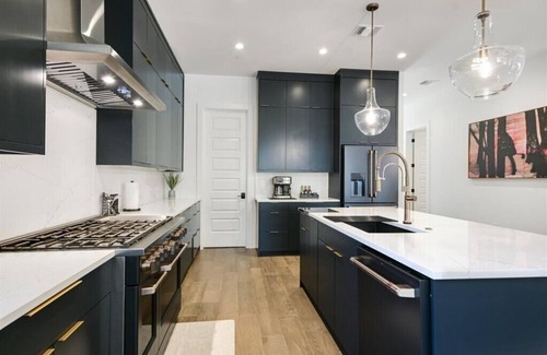 South Lamar House | Luxe Pool Oasis: Walk to Dining!