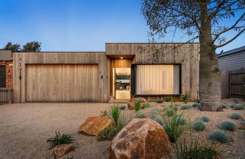 Flinders House | Elegant Poolside Oasis in the Heart of Flinders