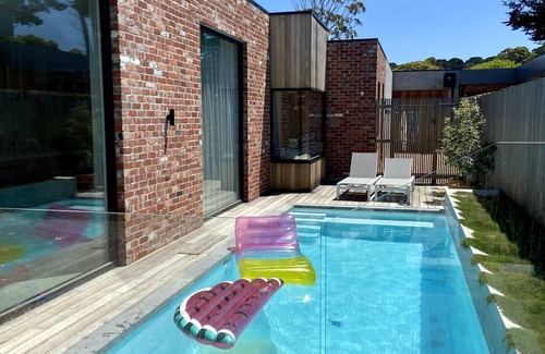 Flinders House | Elegant Poolside Oasis in the Heart of Flinders