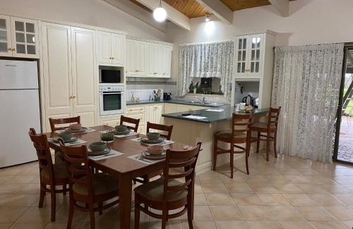 Swan Hill House | Exclusive Luxe Ranch: Family-Friendly with Kitchen & Breakfast