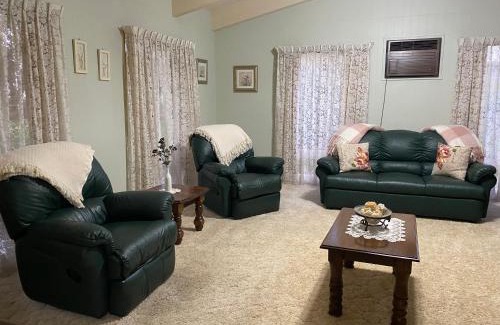 Swan Hill House | Exclusive Luxe Ranch: Family-Friendly with Kitchen & Breakfast