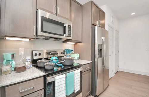 Spring Apartment | Relaxing Retreat with Pool & Gym for Long Stays