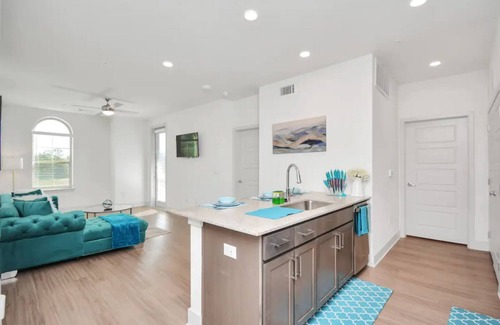 Spring Apartment | Relaxing Retreat with Pool & Gym for Long Stays