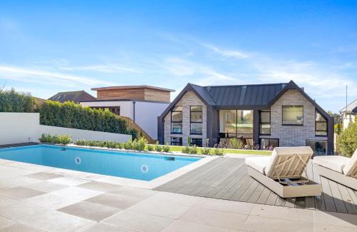 Hove Villa | Luxe Retreat 5-Bedroom Designer Home Pool & Cinema