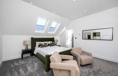Hove Villa | Luxe Retreat 5-Bedroom Designer Home Pool & Cinema