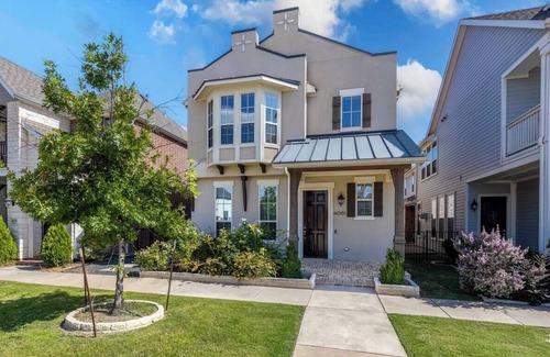 Frisco House | Luxe Retreat with EV Charger & Putting Green