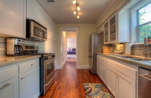 East Cesar Chavez House | Relaxing Spa Retreat in East Austin - Walk to Downtown