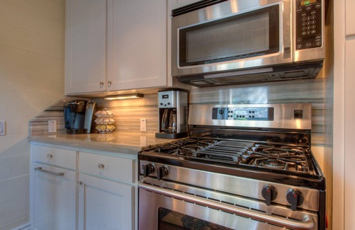 East Cesar Chavez House | Relaxing Spa Retreat in East Austin - Walk to Downtown