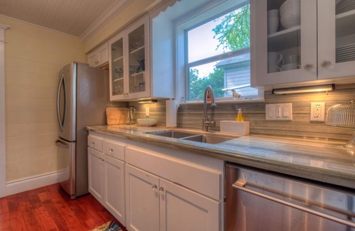 East Cesar Chavez House | Relaxing Spa Retreat in East Austin - Walk to Downtown