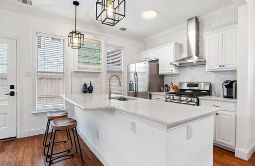 East Cesar Chavez House | Premier Spa Guesthouse - Short Walk to Downtown and Lake View!
