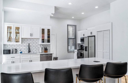West Town House | Exceptional Bucktown Home with Secure Parking & Breakfast