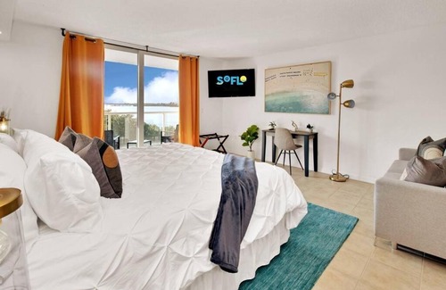 Palm Beach Apartment | Ocean View Condo with Private Beach & King Bed Retreat