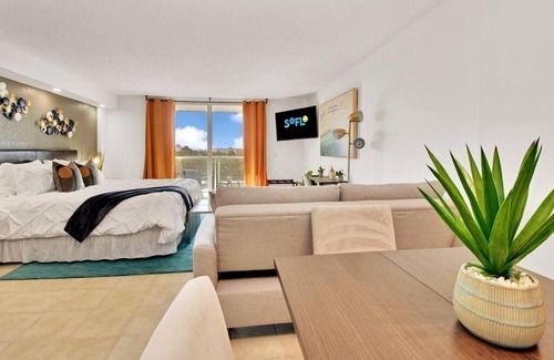 Palm Beach Apartment | Ocean View Condo with Private Beach & King Bed Retreat