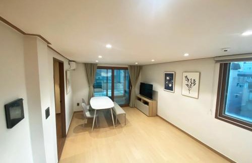Seogyo-dong Apartment | Elegant Luxe Suite Room with Breakfast & Hot Tub Access
