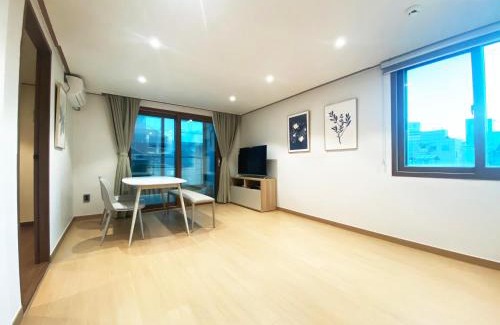Seogyo-dong Apartment | Elegant Luxe Suite Room with Breakfast & Hot Tub Access