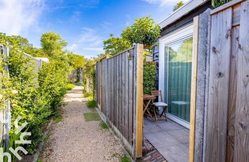 Domburg Apartment | Tranquil Tinyhouse Domburg in the Heart of the City