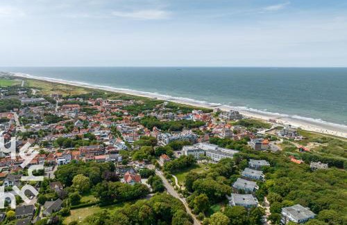 Domburg Apartment | Tranquil Tinyhouse Domburg in the Heart of the City
