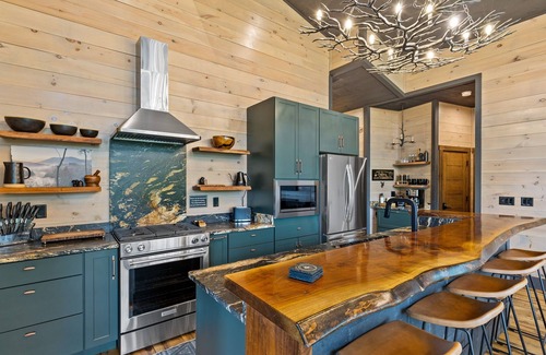 Hidden Lake Cabin | Romantic Treehouse with Scenic Views & Spa Amenities