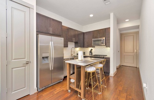 Uptown Apartment | Relaxing Vibes Suite | Perfect Galleria Getaway