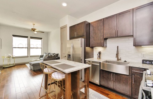 Uptown Apartment | Relaxing Vibes Suite | Perfect Galleria Getaway