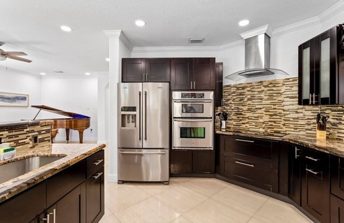 Ludlam Villa | Luxe Villa 5BR I Pool & Jacuzzi | Fire Pit | Piano