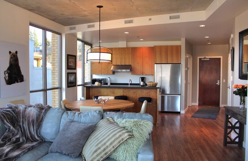 Hood River Condo | Idyllic Water View Condo with Family-Friendly Amenities