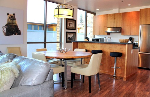 Hood River Condo | Idyllic Water View Condo with Family-Friendly Amenities