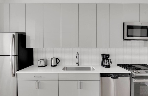 West Loop Apartment | Modern West Loop Studio with Pool & Gym in Greektown