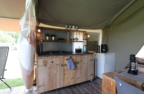 Twijzel House | Glamour Safari Tent: Family-Friendly Escape with Breakfast