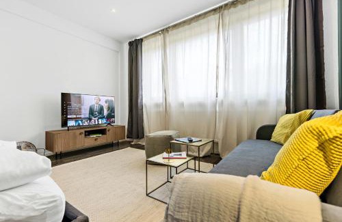 Antonviertel Apartment | Cozy Studio Retreat for 4 with Kitchen & Parking