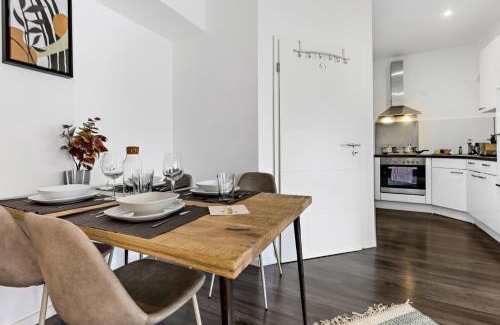 Antonviertel Apartment | Cozy Studio Retreat for 4 with Kitchen & Parking