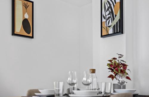 Antonviertel Apartment | Cozy Studio Retreat for 4 with Kitchen & Parking