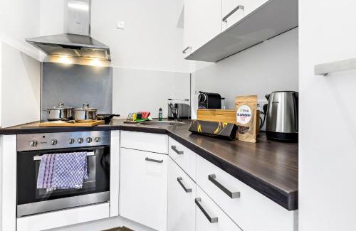 Antonviertel Apartment | Cozy Studio Retreat for 4 with Kitchen & Parking