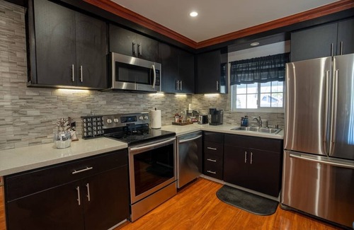 Fairfield House | LuxoStays - 4BR Retreat with Backyard and Firepit