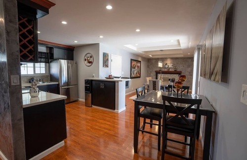 Fairfield House | LuxoStays - 4BR Retreat with Backyard and Firepit