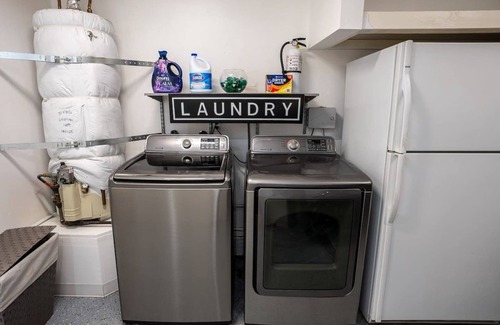Fairfield House | LuxoStays - 4BR Retreat with Backyard and Firepit