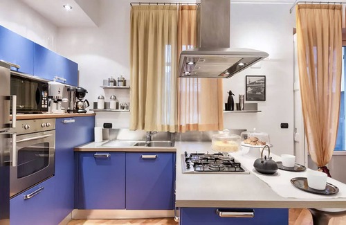 Historic Centre Apartment | Guest Rated 10/10: LuxRent Loft Lagrange with Spa & Dining