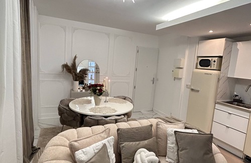 Le Celle-Saint-Cloud Apartment | Elegant Apartment with Jacuzzi Near Paris Attractions