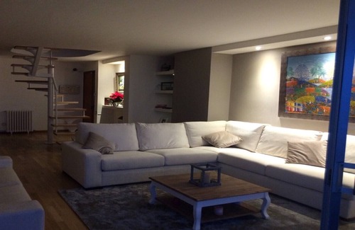 Sant Andreu de Llavaneres Apartment | Elegant Top Floor Marina Flat with Pool & Kitchen Amenities