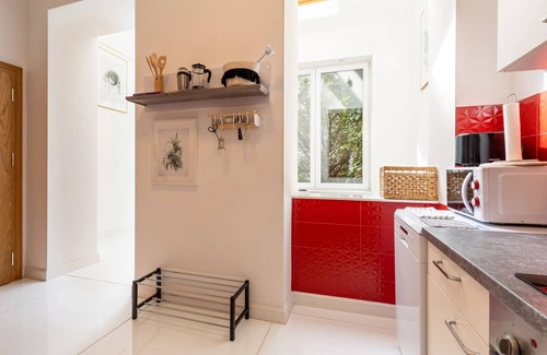 Hernals Apartment | Serene Cottage Retreat - Tranquil, Green & Close to City
